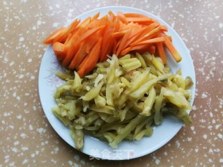 榨菜炒肉丝的做法步骤：2