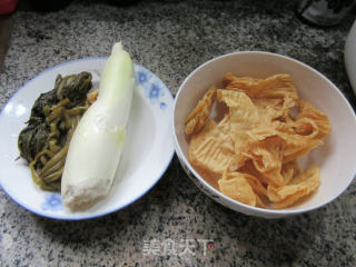 咸菜茭白丝蛋白肉的做法步骤：1