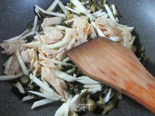 咸菜茭白丝蛋白肉的做法步骤：7