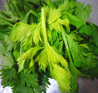 芹菜叶玉米饼的做法步骤：1