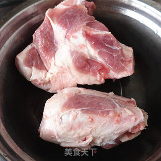 蒜香拆骨肉的做法步骤：1