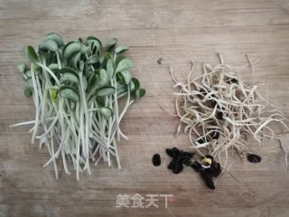 蟹柳黑豆芽汤的做法步骤：2
