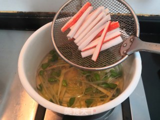 蟹柳黑豆芽汤的做法步骤：14