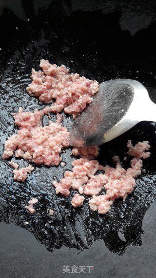 碎肉炒蒜薹的做法步骤：1