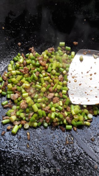 碎肉炒蒜薹的做法步骤：7