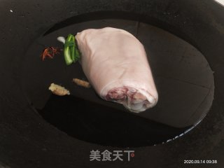 炖肘子的做法步骤：2