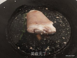 炖肘子的做法步骤：3