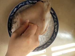 炖肘子的做法步骤：4