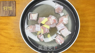 胡萝卜苹果排骨汤丨清热润燥，全家人都爱喝。的做法步骤：3