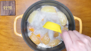 胡萝卜苹果排骨汤丨清热润燥，全家人都爱喝。的做法步骤：6