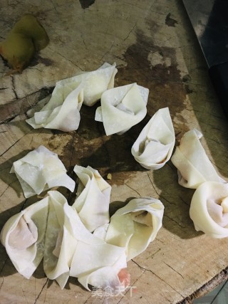 鲜肉馄饨的做法步骤：2