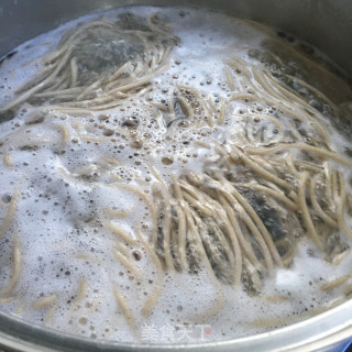 肉丁豆芽时蔬饸饹的做法步骤：4