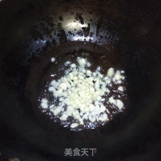 猪耳朵炒苦瓜的做法步骤：3