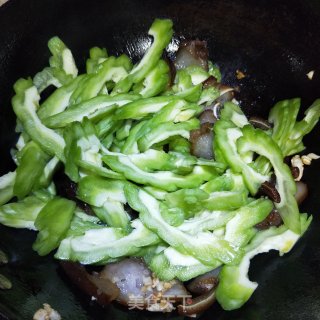 猪耳朵炒苦瓜的做法步骤：5