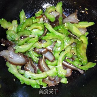 猪耳朵炒苦瓜的做法步骤：7