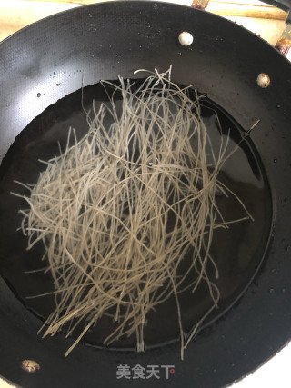 鸡杂红薯粉的做法步骤：1