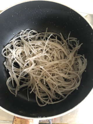 鸡杂红薯粉的做法步骤：3