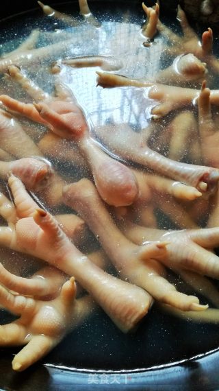 美味卤鸡爪的做法步骤：1