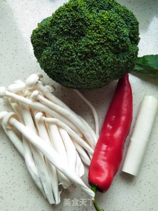 白玉菇甜椒炒西兰花的做法步骤：1
