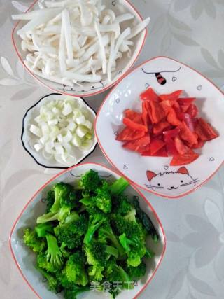 白玉菇甜椒炒西兰花的做法步骤：4