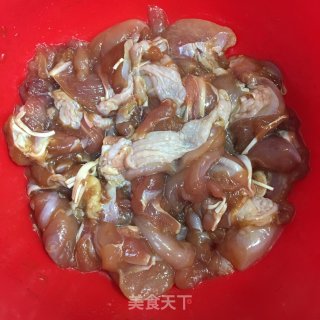 土豆香菇烧鸡腿的做法步骤：1