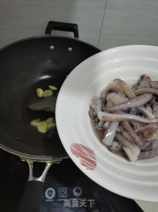 洋葱炒鱿鱼的做法步骤：3