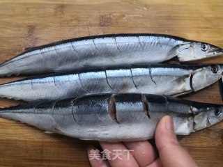 干煎秋刀鱼的做法步骤：3