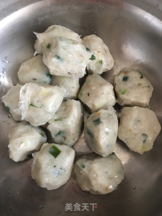 韭菜炒鱼丸的做法步骤：1