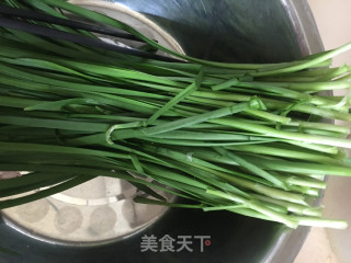 韭菜炒鱼丸的做法步骤：2
