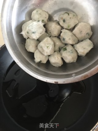 韭菜炒鱼丸的做法步骤：4