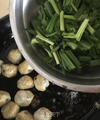 韭菜炒鱼丸的做法步骤：6
