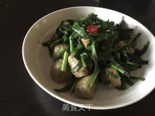 韭菜炒鱼丸的做法步骤：7