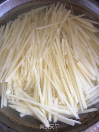 韭菜炒土豆的做法步骤：2