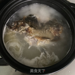 番茄鲫鱼汤的做法步骤：7