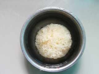 雪耳椰汁牛奶羹的做法步骤：2