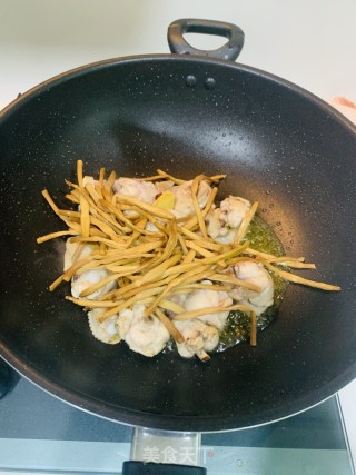 金针菜烧鸡的做法步骤：5