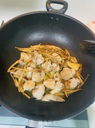 金针菜烧鸡的做法步骤：6