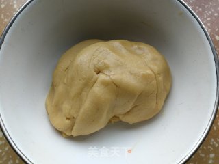 蛋黄紫薯肉松月饼的做法步骤：5
