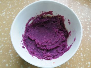 蛋黄紫薯肉松月饼的做法步骤：6