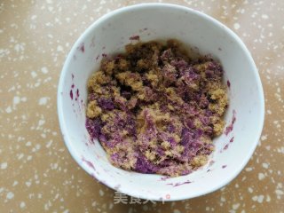 蛋黄紫薯肉松月饼的做法步骤：7