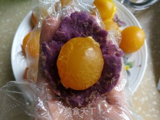 蛋黄紫薯肉松月饼的做法步骤：9