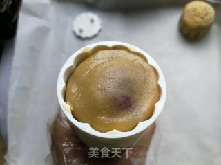 蛋黄紫薯肉松月饼的做法步骤：14