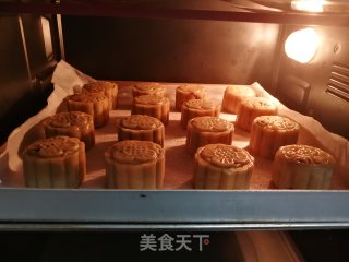 蛋黄紫薯肉松月饼的做法步骤：17
