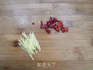 葱香鲈鱼的做法步骤：1