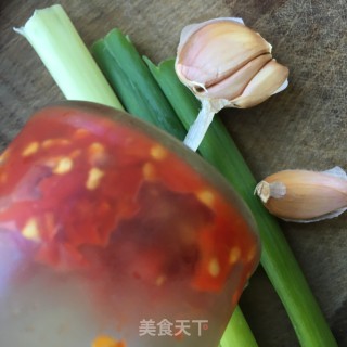 剁椒炒茼蒿的做法步骤：1