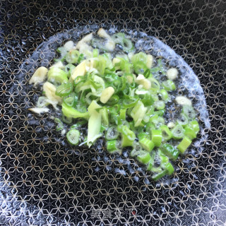 剁椒炒茼蒿的做法步骤：5