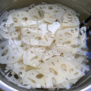 老干妈拌藕片的做法步骤：7