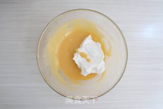 咸蛋肉松戚风的做法步骤：7