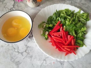 芹菜辣椒炒鸡蛋的做法步骤：2
