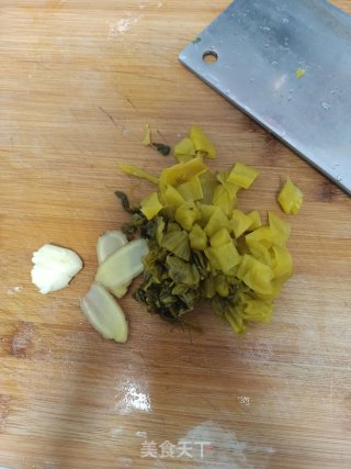 酸菜粉丝豆腐汤的做法步骤：1